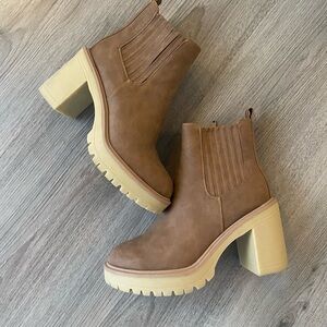 NWOT DV by DOLCE VITA BOOTIES SIZE 6.5